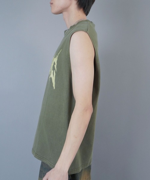 SPINNS(スピンズ)の「ピグメント加工バックプリントノースリーブTシャツ/バンT風/古着風/短丈(Tシャツ/カットソー・メンズ・ブラウン/ブラック/カーキ・ONESIZE)」の15枚目の写真