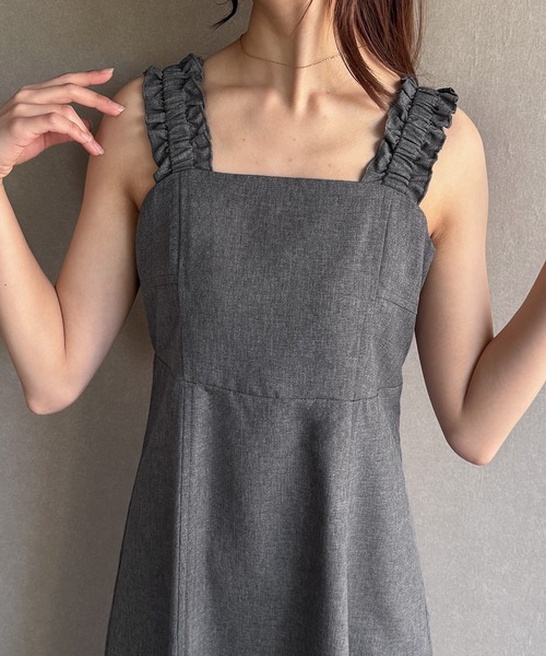 junoah(ジュノア)の「フリルショルダーフレアキャミワンピース(薄手、裏地無し)(ワンピース・レディース・ブラック/ライトベージュ/チャコール・SMALL/MEDIUM/LARGE)」の2枚目の写真
