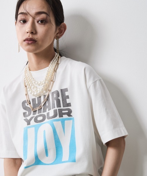CHIC STYLE(シックスタイル)の「ロゴプリントTシャツ<大きいサイズ有>シックスタイル(Tシャツ/カットソー・レディース・オフホワイト/ブラック・L/M/5L/4L/3L/LL)」の1枚目の写真