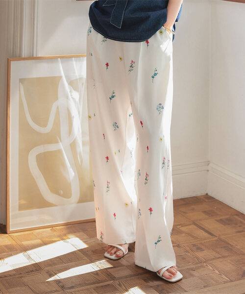 KOBE LETTUCE（コウベレタス）の「総柄プリントワイドタックパンツ（その他パンツ・レディース・オフホワイト/ネイビー・M/PM）」の2枚目の写真