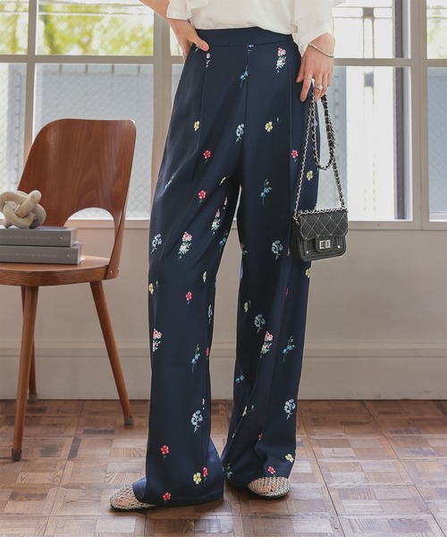 KOBE LETTUCE（コウベレタス）の「総柄プリントワイドタックパンツ（その他パンツ・レディース・オフホワイト/ネイビー・M/PM）」の9枚目の写真