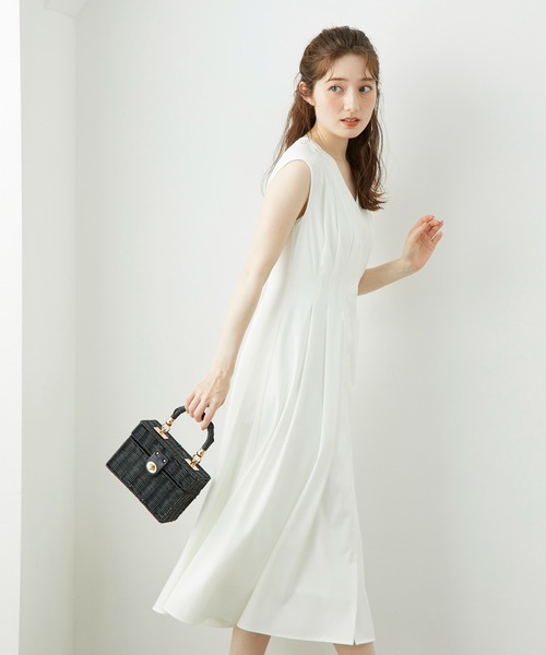 12Twelve Agenda（トゥエルブ　アジェンダ）の「Vネックウエストピンタックフレアワンピース（ワンピース・レディース・ブラック/グリーン・M）」の4枚目の写真