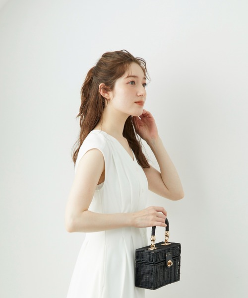 12Twelve Agenda（トゥエルブ　アジェンダ）の「Vネックウエストピンタックフレアワンピース（ワンピース・レディース・ブラック/グリーン・M）」の5枚目の写真