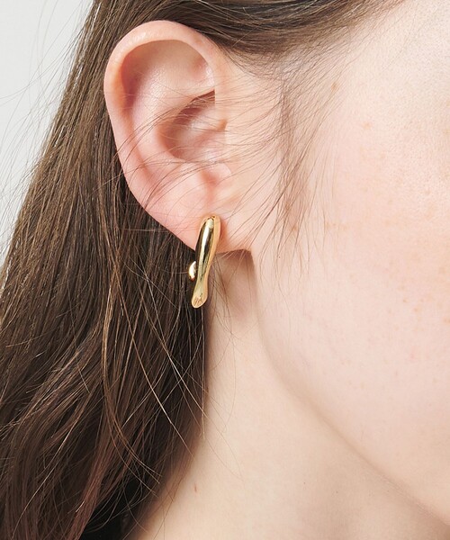 UNITED ARROWS（ユナイテッドアローズ）の「オーガニック Jシェイプ イヤリング（イヤリング・レディース・シルバー/ゴールド・FREE）」の2枚目の写真