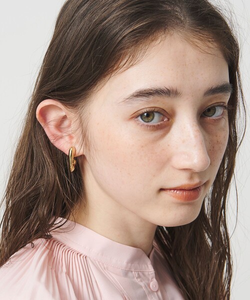 UNITED ARROWS（ユナイテッドアローズ）の「オーガニック Jシェイプ イヤリング（イヤリング・レディース・シルバー/ゴールド・FREE）」の3枚目の写真
