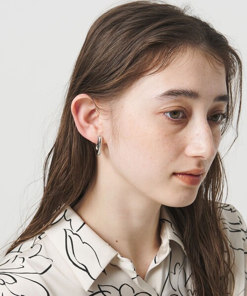 UNITED ARROWS（ユナイテッドアローズ）の「オーガニック Jシェイプ イヤリング（イヤリング・レディース・シルバー/ゴールド・FREE）」の4枚目の写真