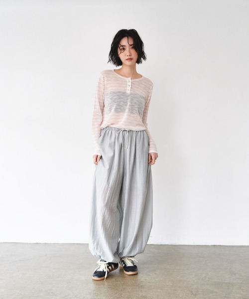 バックデザインヘンリーネックシアートップス（Tシャツ