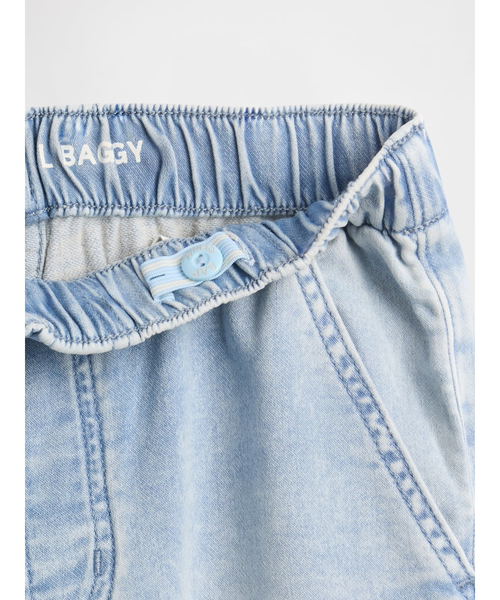 GAP（ギャップ）の「ローライズ ニット イージーウエスト バギーデニム (キッズ)（デニムパンツ・キッズ・ライトインディゴブルー・120cm/130cm/140cm/150cm/160cm/110cm）」の2枚目の写真