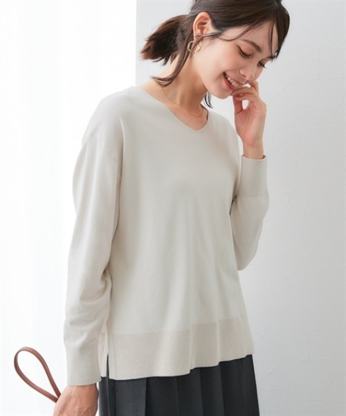 7days Life Styling(セブンデイズライフスタイリング)の「【UVカット】サイドスリットVネックニット (洗濯機OK)(ニット/セーター・レディース・ブラック/杢グレー/レッド/ベージュ・LL/L/M/S/3L)」の3枚目の写真