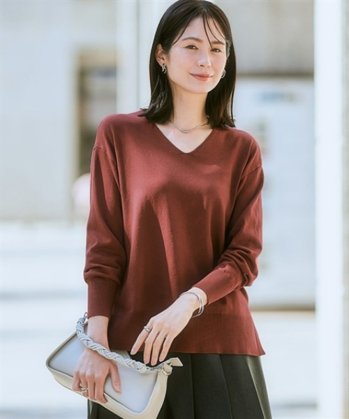7days Life Styling(セブンデイズライフスタイリング)の「【UVカット】サイドスリットVネックニット (洗濯機OK)(ニット/セーター・レディース・ブラック/杢グレー/レッド/ベージュ・LL/L/M/S/3L)」の4枚目の写真