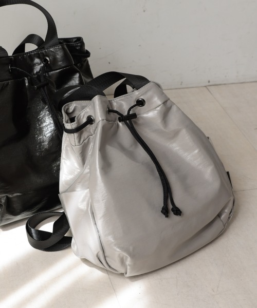 Bou Jeloud(ブージュルード)の「メタリック2wayバッグ(ショルダーバッグ・レディース・ベージュ/ブラック・ONESIZE)」の1枚目の写真