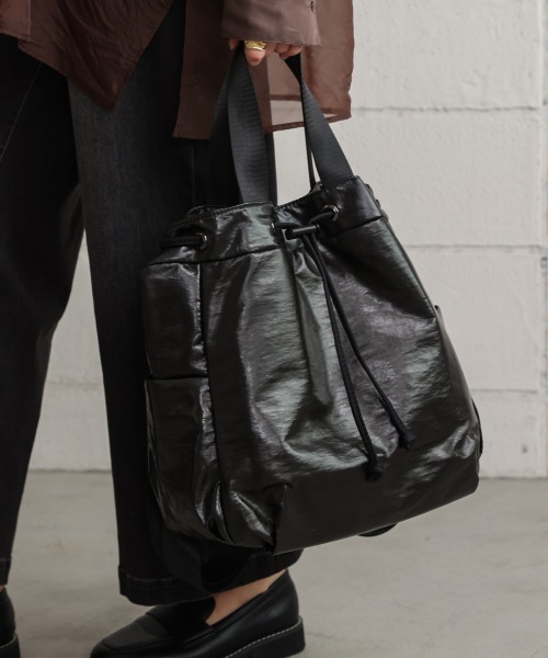 Bou Jeloud(ブージュルード)の「メタリック2wayバッグ(ショルダーバッグ・レディース・ベージュ/ブラック・ONESIZE)」の2枚目の写真