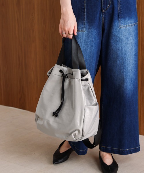 Bou Jeloud(ブージュルード)の「メタリック2wayバッグ(ショルダーバッグ・レディース・ベージュ/ブラック・ONESIZE)」の3枚目の写真