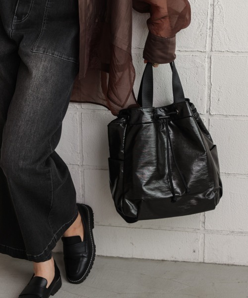 Bou Jeloud(ブージュルード)の「メタリック2wayバッグ(ショルダーバッグ・レディース・ベージュ/ブラック・ONESIZE)」の16枚目の写真