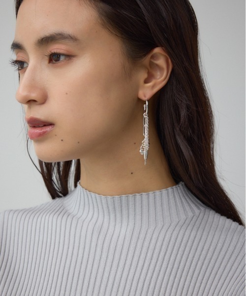 AZUL by moussy（アズールバイマウジー）の「ツイストチェーンアシンメトリーピアス（ピアス（両耳用）・レディース・シルバー/ゴールド系その他・FREE）」の2枚目の写真