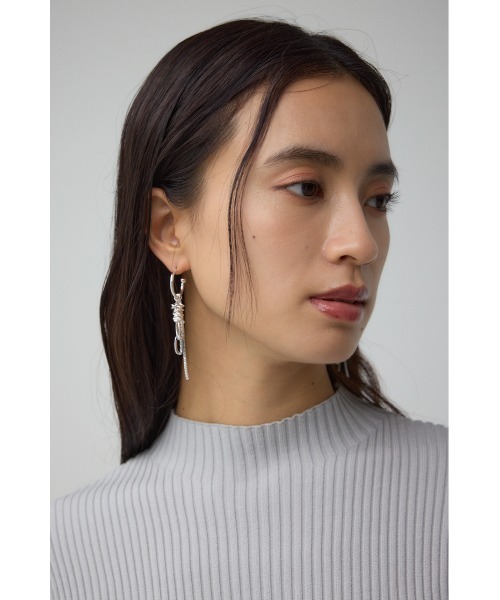 AZUL by moussy（アズールバイマウジー）の「ツイストチェーンアシンメトリーピアス（ピアス（両耳用）・レディース・シルバー/ゴールド系その他・FREE）」の3枚目の写真