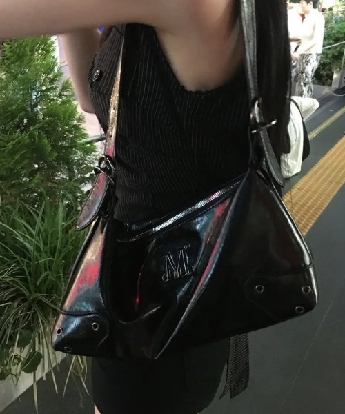 MUCENT(ムセント)の「【日本未発売/WEB限定】MUCENT(ムセント)/2WAY ショルダー クロスバッグ/BARB METAL LOGO 2-WAY EYELET CROSS BAG(ショルダーバッグ・レディース・ブラック・FREE)」の6枚目の写真
