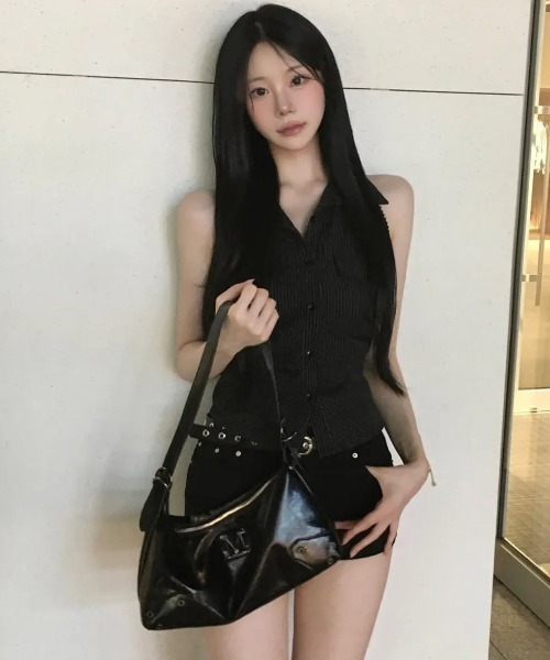 MUCENT(ムセント)の「【日本未発売/WEB限定】MUCENT(ムセント)/2WAY ショルダー クロスバッグ/BARB METAL LOGO 2-WAY EYELET CROSS BAG(ショルダーバッグ・レディース・ブラック・FREE)」の5枚目の写真