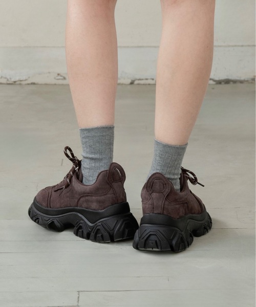 lawgy（ラウジー）の「different material double ribbon sneaker