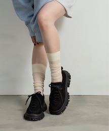 lawgy（ラウジー）の「different material double ribbon sneaker