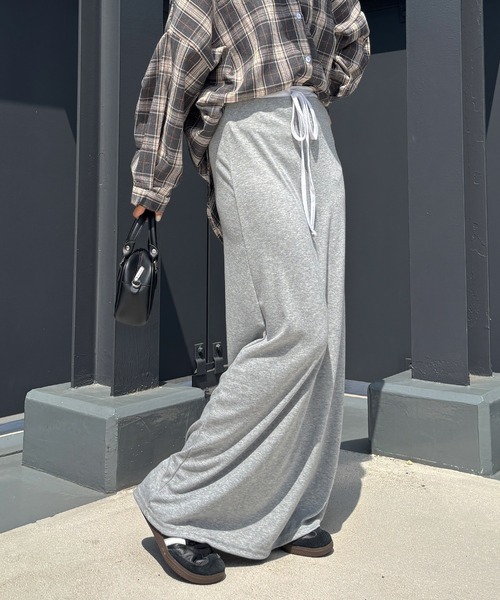 ISOOK（アイスー）の「【ISOOK / アイスー】ダブルウエストルーズスカート / マキシスカート フルレングス ロング丈 ルーズ ストレート ウエスト紐 リボン 配色 ウエスト切り替え グレー ブラック 黒 無地 ZOZOTOWN限定（スカート・レディース・ライトグレー/ブラック・FREE）」の3枚目の写真