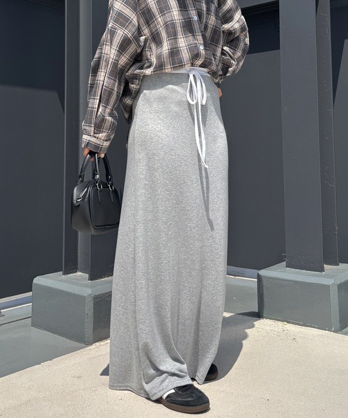ISOOK（アイスー）の「【ISOOK / アイスー】ダブルウエストルーズスカート / マキシスカート フルレングス ロング丈 ルーズ ストレート ウエスト紐 リボン 配色 ウエスト切り替え グレー ブラック 黒 無地 ZOZOTOWN限定（スカート・レディース・ライトグレー/ブラック・FREE）」の12枚目の写真