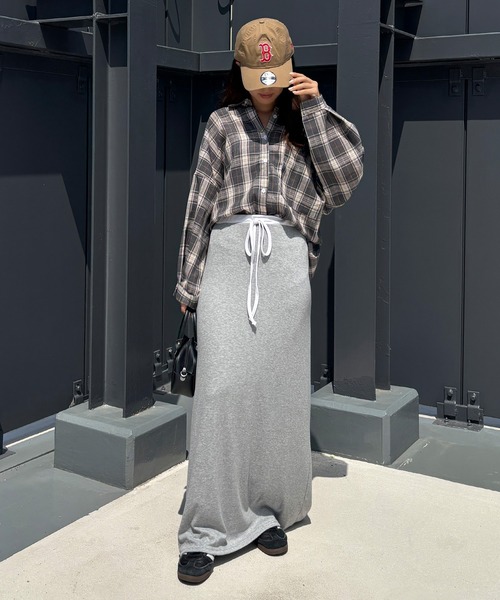 ISOOK（アイスー）の「【ISOOK / アイスー】ダブルウエストルーズスカート / マキシスカート フルレングス ロング丈 ルーズ ストレート ウエスト紐 リボン 配色 ウエスト切り替え グレー ブラック 黒 無地 ZOZOTOWN限定（スカート・レディース・ライトグレー/ブラック・FREE）」の19枚目の写真