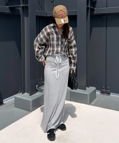 ISOOK（アイスー）の「【ISOOK / アイスー】ダブルウエストルーズスカート / マキシスカート フルレングス ロング丈 ルーズ ストレート ウエスト紐 リボン 配色 ウエスト切り替え グレー ブラック 黒 無地 ZOZOTOWN限定（スカート・レディース・ライトグレー/ブラック・FREE）」の5枚目の写真