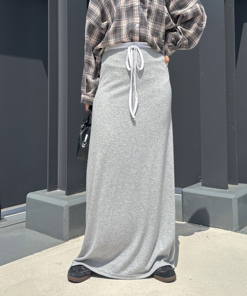 ISOOK（アイスー）の「【ISOOK / アイスー】ダブルウエストルーズスカート / マキシスカート フルレングス ロング丈 ルーズ ストレート ウエスト紐 リボン 配色 ウエスト切り替え グレー ブラック 黒 無地 ZOZOTOWN限定（スカート・レディース・ライトグレー/ブラック・FREE）」の4枚目の写真