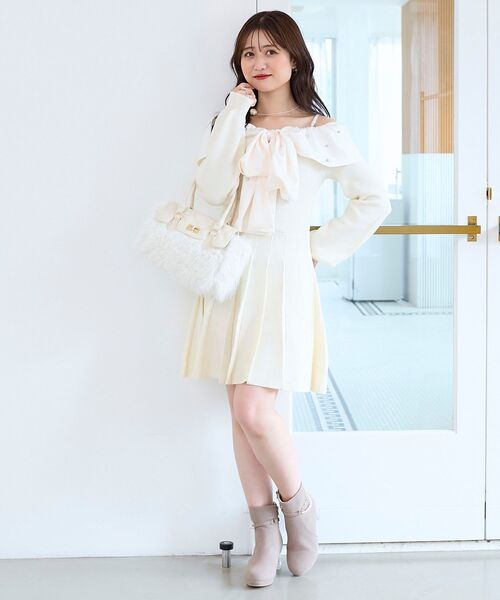 MAJESTIC LEGON(マジェスティックレゴン)の「フロントビッグリボンニットミニワンピ(ワンピース・レディース・ブラック/ピンクベージュ/アイボリー・MEDIUM)」の2枚目の写真