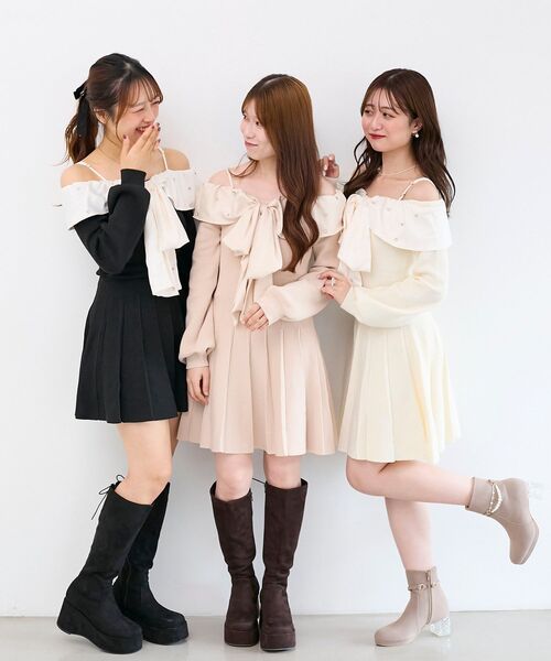 MAJESTIC LEGON(マジェスティックレゴン)の「フロントビッグリボンニットミニワンピ(ワンピース・レディース・ブラック/ピンクベージュ/アイボリー・MEDIUM)」の4枚目の写真