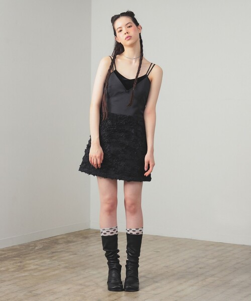 Ray BEAMS(レイビームス)の「テープ刺繍 キャミソール ワンピース(ワンピース・レディース・ブラック・0/1)」の2枚目の写真