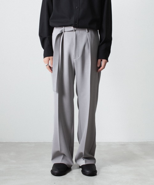 ATTACHMENT（アタッチメント）の「PE ストレッチ ダブルクロス ベルテッド ストレートトラウザーズ / PE STRETCH DOUBLE CLOTH BELTED STRAIGHT TROUSERS（スラックス・メンズ・ダークブラウン/ライトグレー/ブラック・3/2/1）」の2枚目の写真