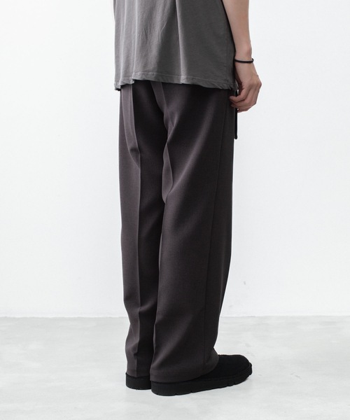 ATTACHMENT（アタッチメント）の「PE ストレッチ ダブルクロス ベルテッド ストレートトラウザーズ / PE STRETCH DOUBLE CLOTH BELTED STRAIGHT TROUSERS（スラックス・メンズ・ダークブラウン/ライトグレー/ブラック・3/2/1）」の8枚目の写真