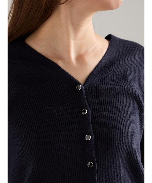 Te chichi（テチチ）の「ウェーブメタル釦Vネックリブカーディガン（カーディガン/ボレロ・レディース・レッド/ブロンズ/ネイビー/シルバー・F）」の19枚目の写真