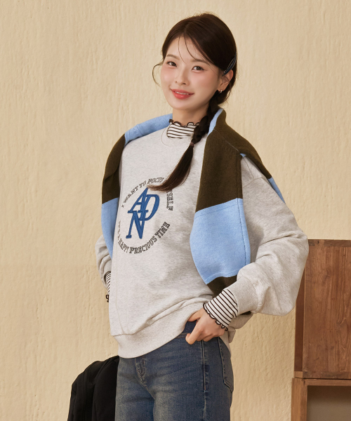 CHASECULT(チェイスカルト)の「レディースグラフィック刺繍スウェットTシャツ-ベージュ(スウェット・レディース・ベージュ・90/85)」の2枚目の写真