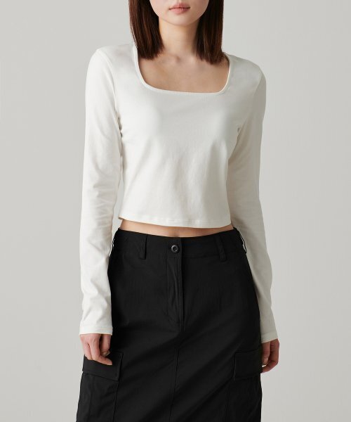 MUSINSA STANDARD WOMAN（ムシンサスタンダードウーマン）の「ウィメンズスリムクロップスクエアネック長袖Tシャツ[クリーム]（Tシャツ/カットソー・レディース・その他・SMALL/MEDIUM/LARGE/X-LARGE/X-SMALL）」の4枚目の写真