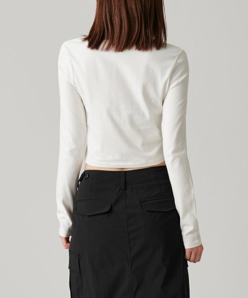 MUSINSA STANDARD WOMAN（ムシンサスタンダードウーマン）の「ウィメンズスリムクロップスクエアネック長袖Tシャツ[クリーム]（Tシャツ/カットソー・レディース・その他・SMALL/MEDIUM/LARGE/X-LARGE/X-SMALL）」の5枚目の写真