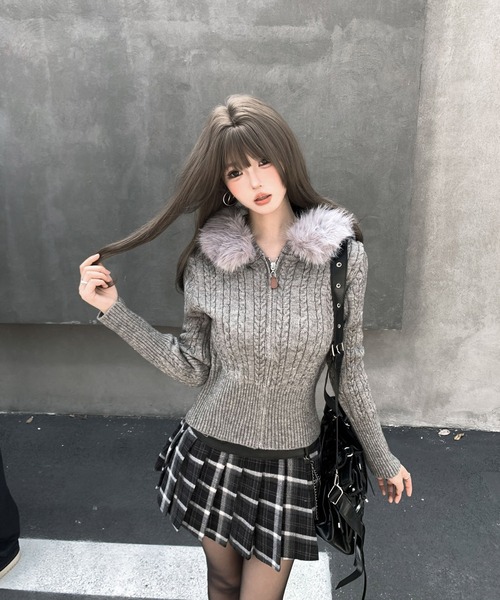 VEILA（ヴェイラ）の「ふわふわファーフード付きショートニットカーディガン（ニット/セーター・レディース・ブラック/ベージュ/グレー・フリー）」の2枚目の写真