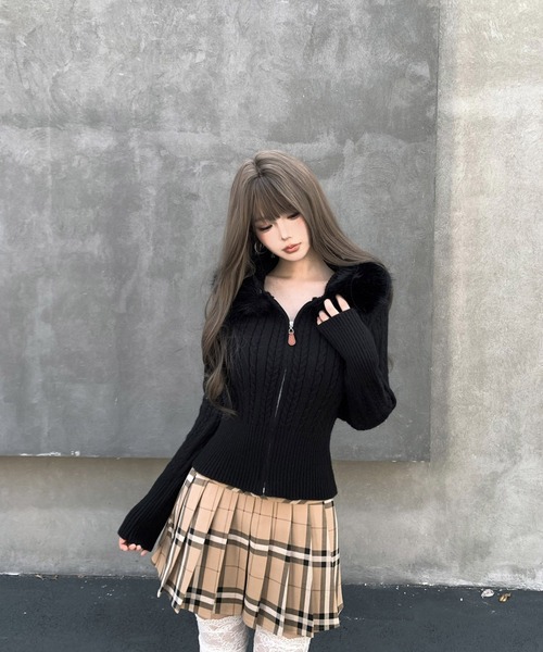 VEILA（ヴェイラ）の「ふわふわファーフード付きショートニットカーディガン（ニット/セーター・レディース・ブラック/ベージュ/グレー・フリー）」の22枚目の写真