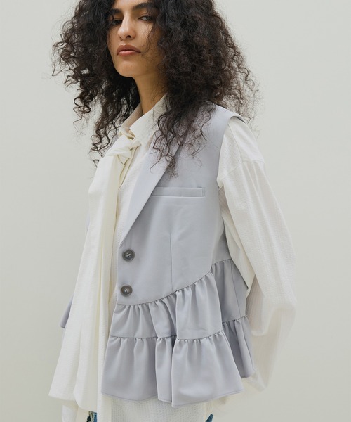UND CURVE LINE FRILL VEST（ベスト）｜Ameri（アメリ）のファッション