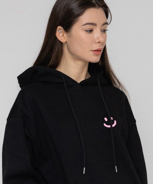 GRAVER（グレーバー）の「[ユニセックス]スモールドローイングスマイルフードパーカー_ブラック/ピンクロゴ（パーカー・レディース・ブラック・LARGE/X-LARGE/SMALL/MEDIUM）」の2枚目の写真