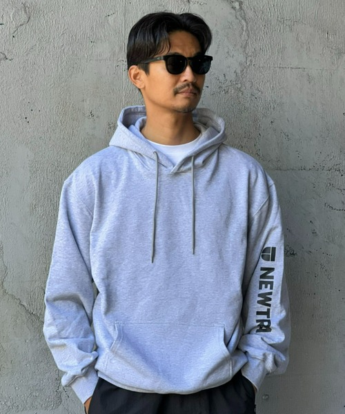 NEWTRAL(ニュートラル)の「【NEWTRAL】MAIN_S_Sleeve Logo Hoodie(パーカー・メンズ・ヘザーグレー/ブラック・MEDIUM/LARGE/X-LARGE)」の2枚目の写真