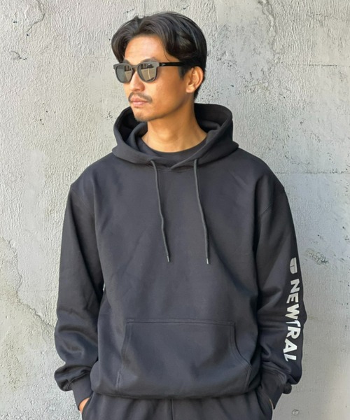 NEWTRAL(ニュートラル)の「【NEWTRAL】MAIN_S_Sleeve Logo Hoodie(パーカー・メンズ・ヘザーグレー/ブラック・MEDIUM/LARGE/X-LARGE)」の1枚目の写真