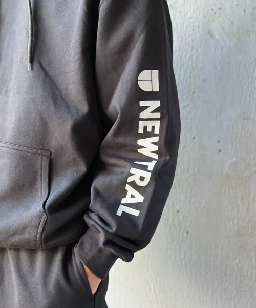 NEWTRAL(ニュートラル)の「【NEWTRAL】MAIN_S_Sleeve Logo Hoodie(パーカー・メンズ・ヘザーグレー/ブラック・MEDIUM/LARGE/X-LARGE)」の4枚目の写真