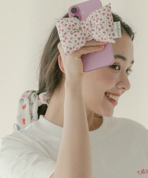 Cath Kidston（キャスキッドソン）の「パフィーリボンフォングリップ Rose Heart Ditsy（スマホグッズ・レディース・レッド・FREE）」の2枚目の写真