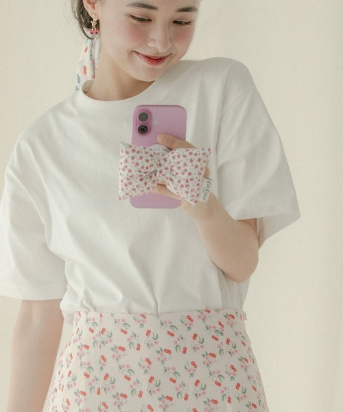 Cath Kidston（キャスキッドソン）の「パフィーリボンフォングリップ Rose Heart Ditsy（スマホグッズ・レディース・レッド・FREE）」の3枚目の写真