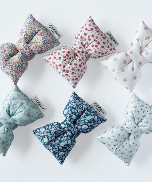 Cath Kidston（キャスキッドソン）の「パフィーリボンフォングリップ Rose Heart Ditsy（スマホグッズ・レディース・レッド・FREE）」の9枚目の写真