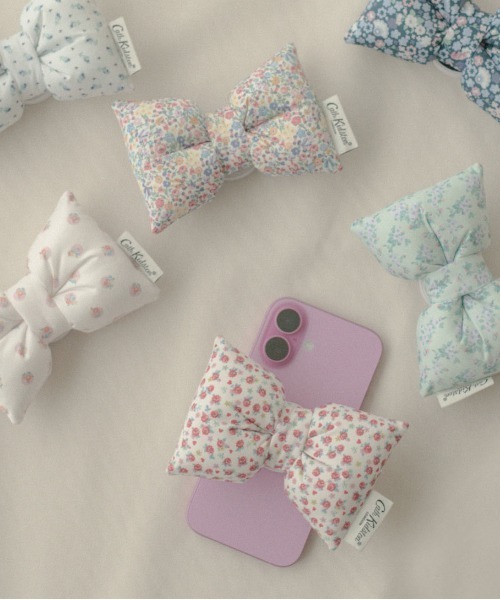 Cath Kidston（キャスキッドソン）の「パフィーリボンフォングリップ Rose Heart Ditsy（スマホグッズ・レディース・レッド・FREE）」の4枚目の写真