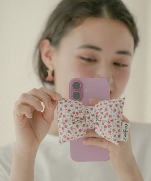 Cath Kidston（キャスキッドソン）の「パフィーリボンフォングリップ Rose Heart Ditsy（スマホグッズ・レディース・レッド・FREE）」の5枚目の写真